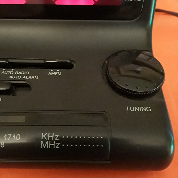 GPX AM/FM ALARM CLOCK RADIO- RED LED DISPLAY MODEL D518 - RADIO/BUZZER ALARMS - Picture 4 of 7